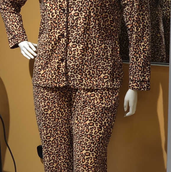 WHITE MARK Ladies Brown Animal Print Lounge Wear Size M 28.5 Inseam - Picture 3 of 7